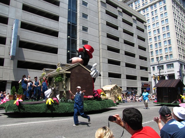 500paradefloat4.JPG
